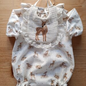 Pelele de cervatillos con babero bordado a juego