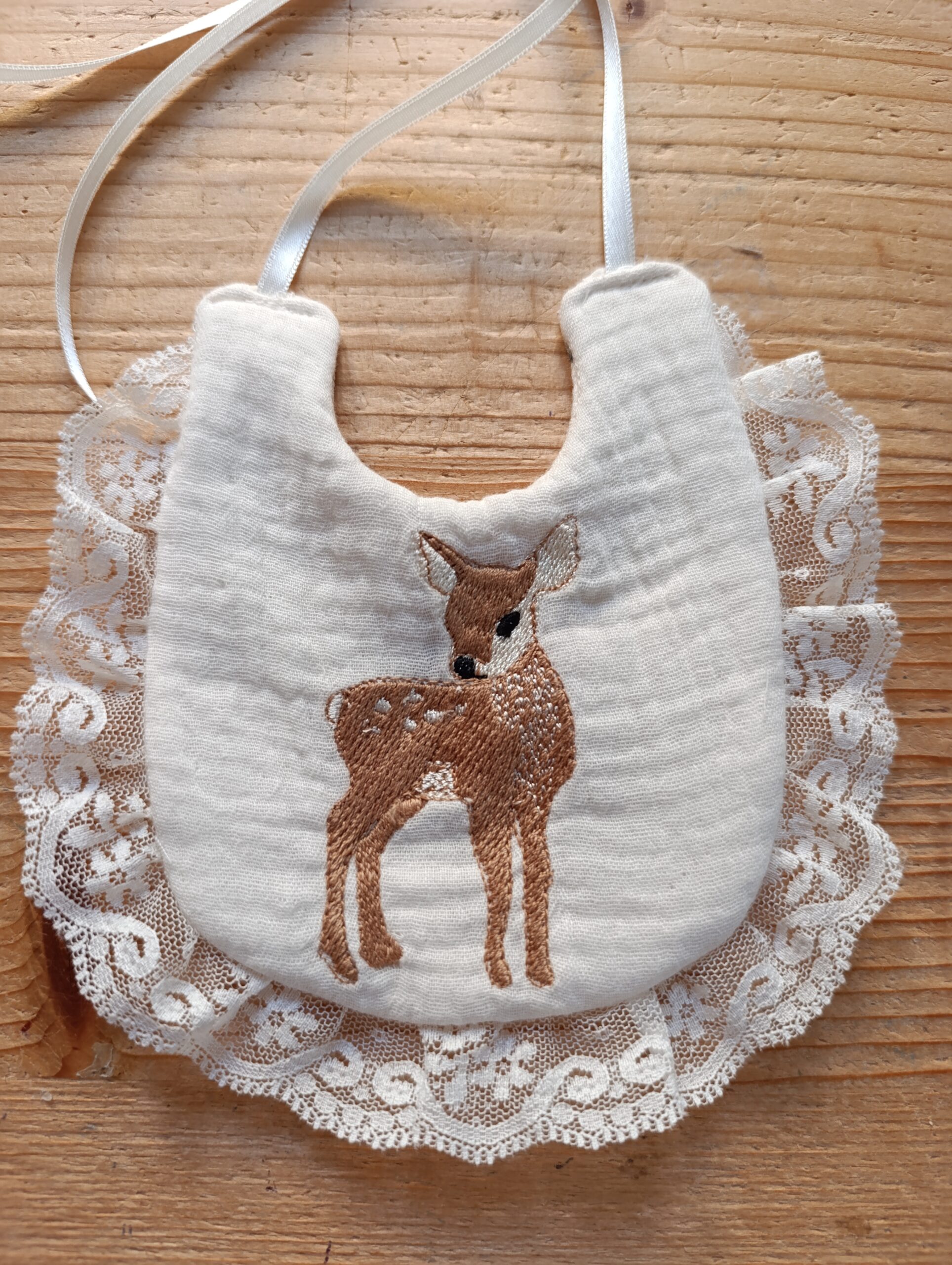 Pelele cervatillos y babero bordado - Imagen 3